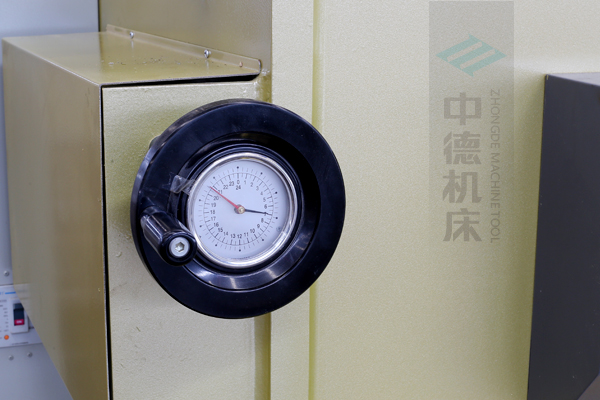 ZDG-632刀片間隙調(diào)節(jié)裝置，設(shè)置在機架前面，并有刻度顯示，調(diào)節(jié)方便.jpg