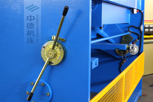 ZDS-2032剪板機刀片間隙手動調(diào)節(jié)器，刻度清淅，調(diào)節(jié)省力又簡便.jpg