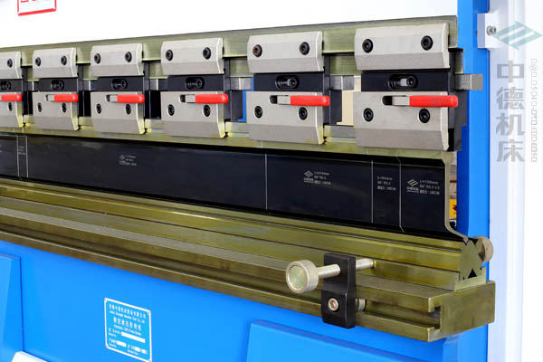 ZDPK-4015-標準分段模具并配合模具快夾，換?？焖?jpg